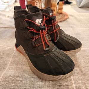 Sorel Kids' Out And About Black and Orange Boots
